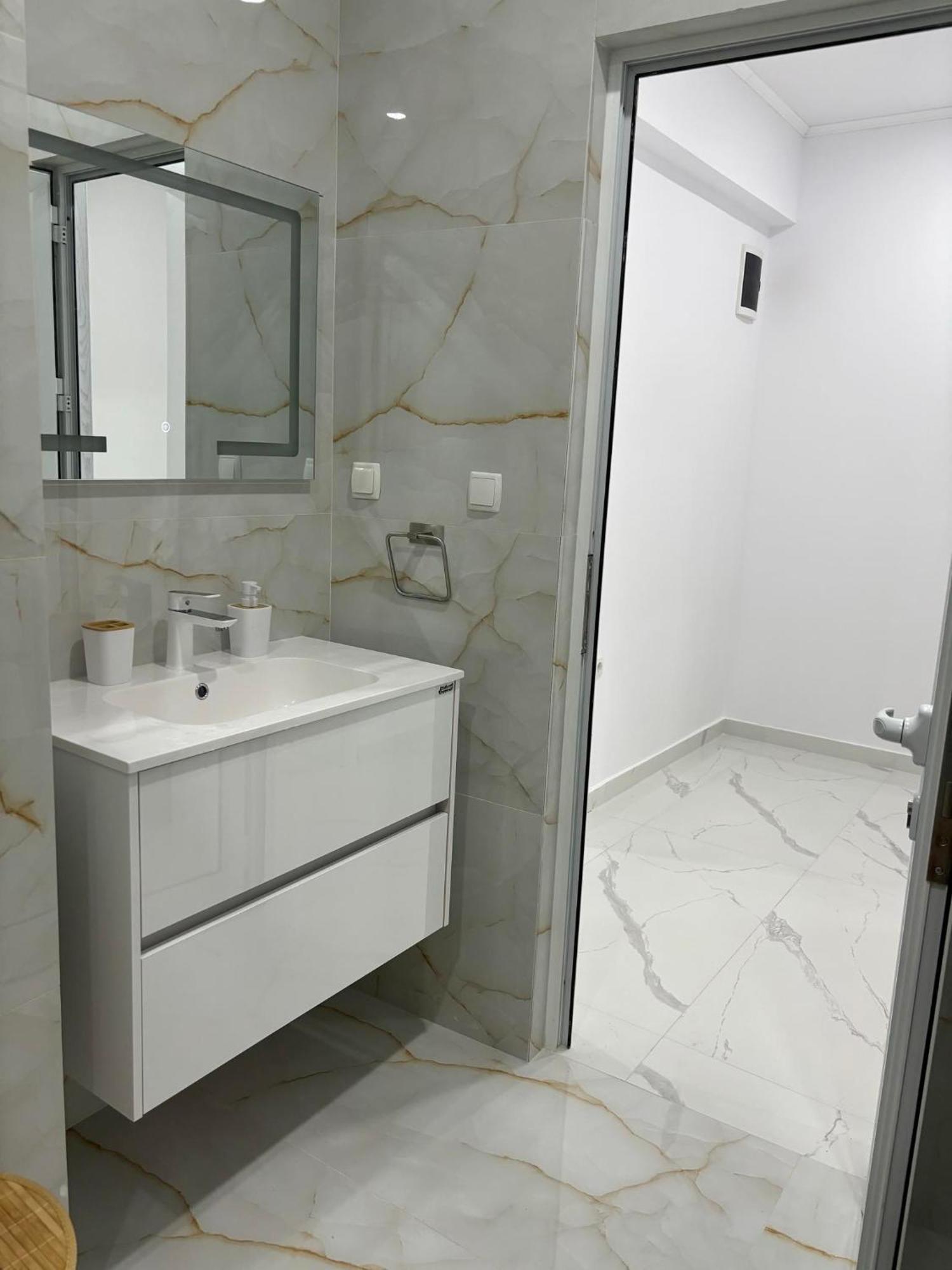 Pami Apartment Néa Péramos Екстериор снимка